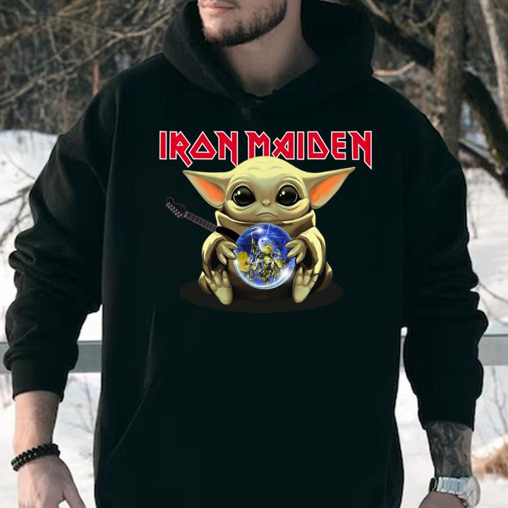 Baby Yoda hug Iron Maiden Star Wars Mandalorian The Child t-shirt