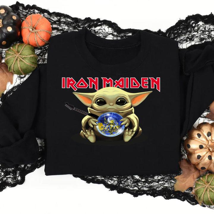 Baby Yoda hug Iron Maiden Star Wars Mandalorian The Child t-shirt