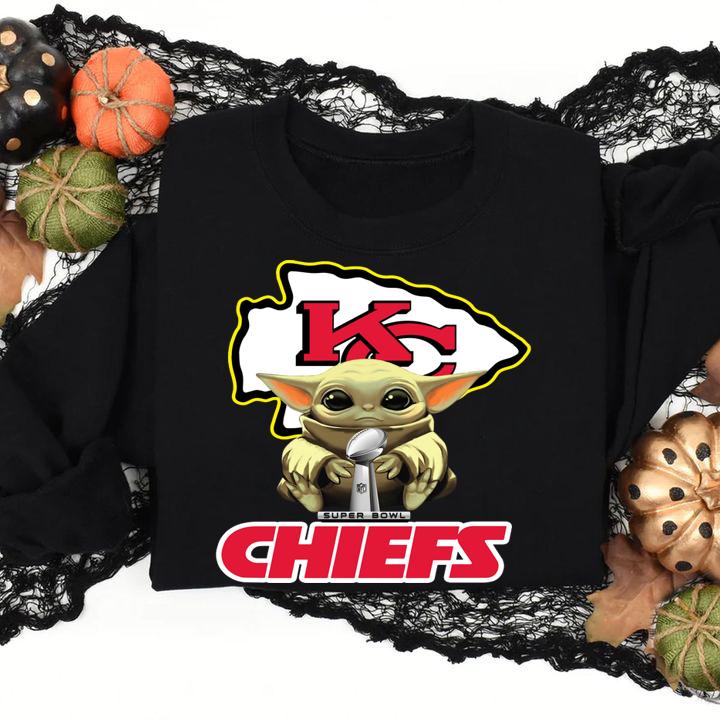 Kansas City Chief Baby Yoda Hug Super Bowl Star Wars t-shirt