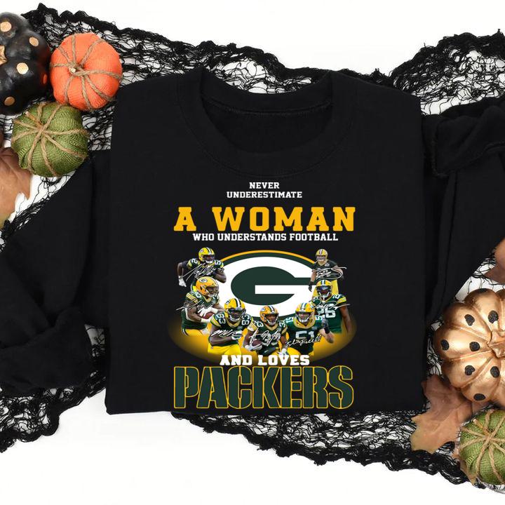 Never Underestimate A Woman Who Understands Football And Loves Green Bay Packers Signatures t-shirt