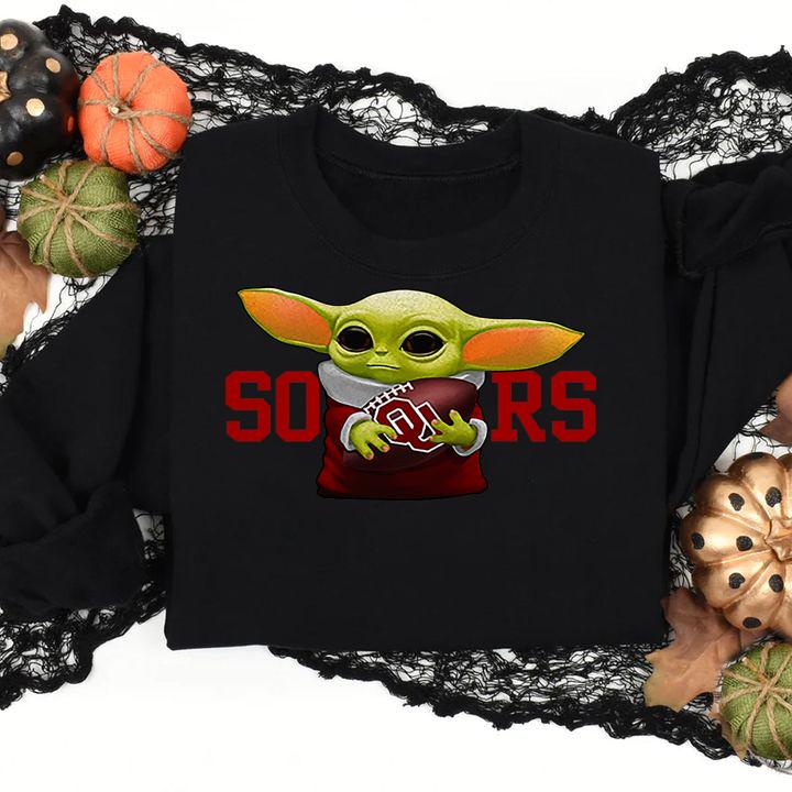 Football Baby Yoda Hug Oklahoma Sooners t-shirt