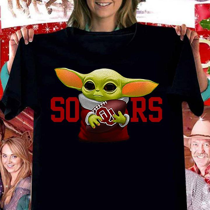 Football Baby Yoda Hug Oklahoma Sooners t-shirt