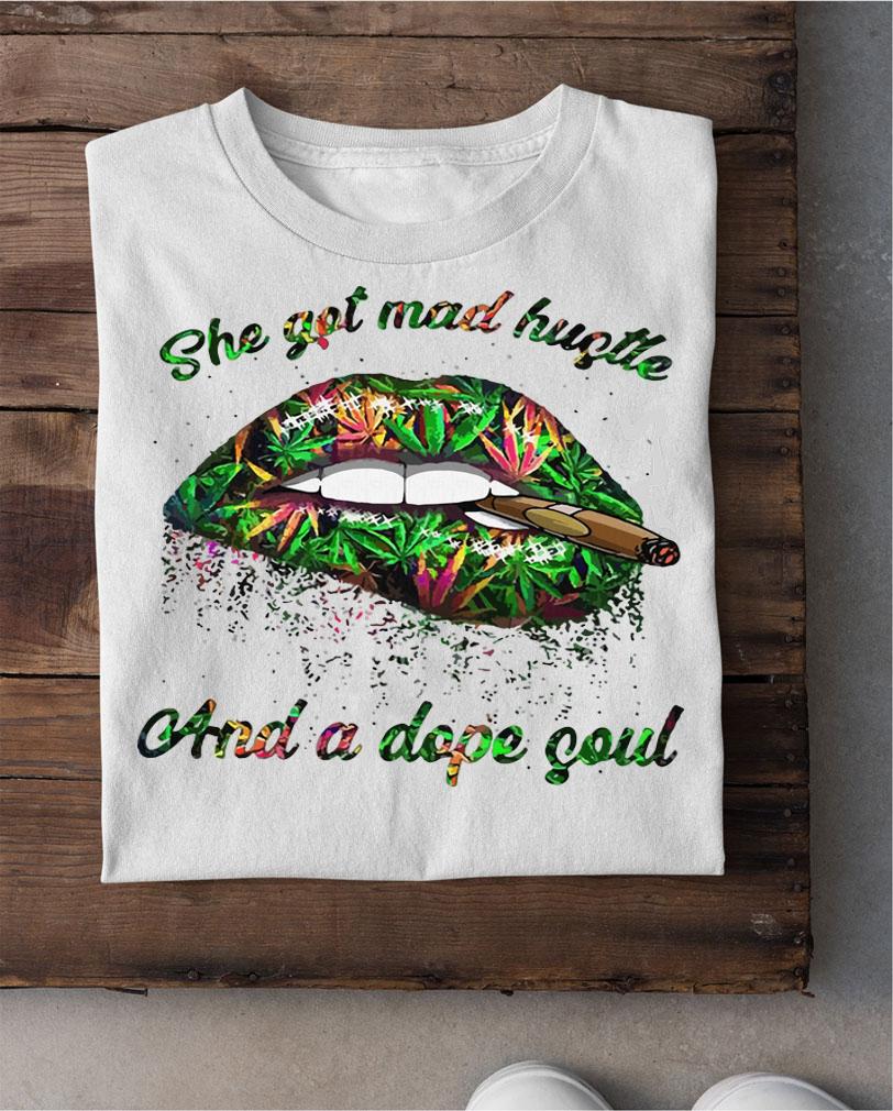 Top She got mad hustle and a dope soul mouth smoke weed t-shirt