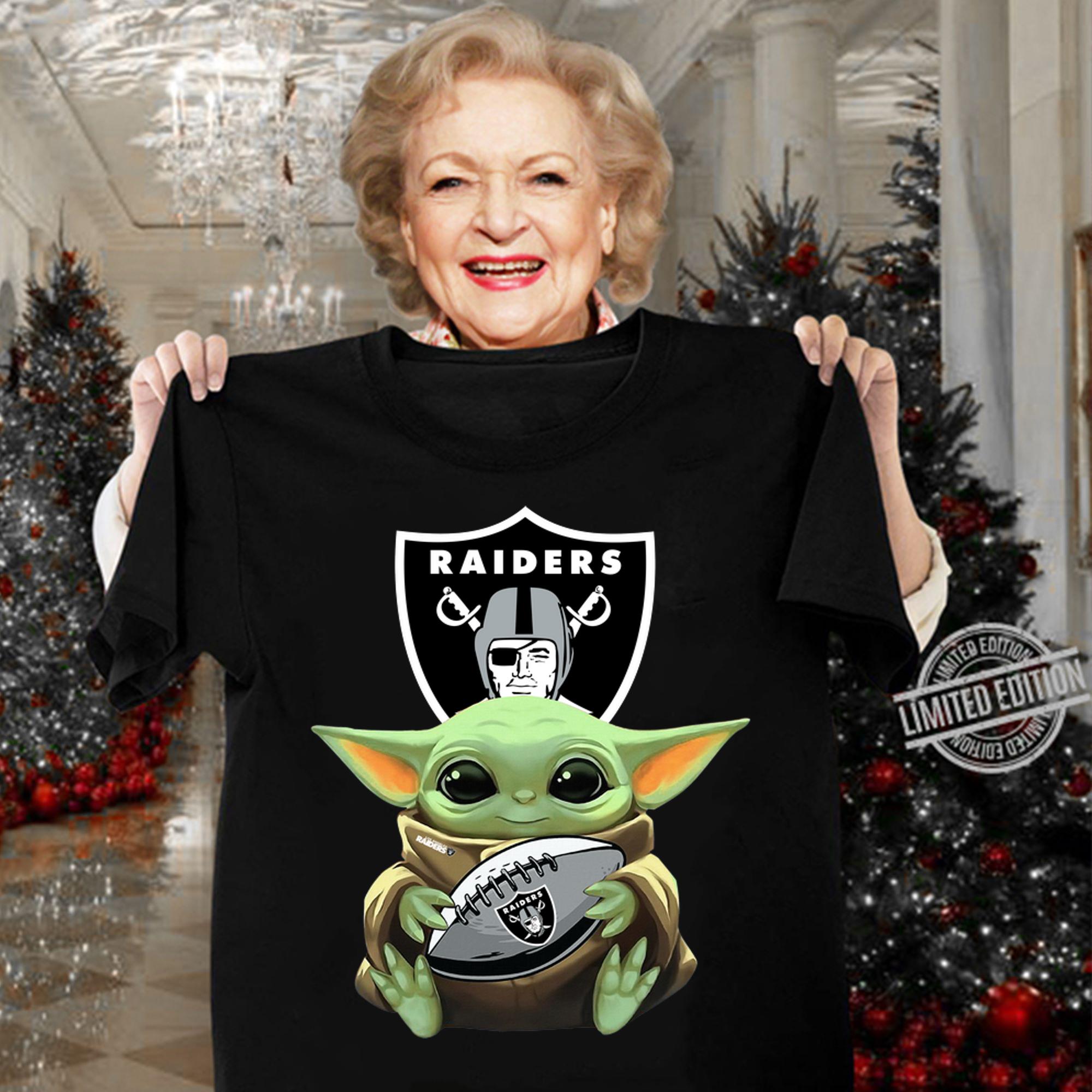 Star Wars Football Baby Yoda Hug Oakland Raiders t-shirt Star Wars Football Baby Yoda Hug Oakland Raiders t-shirt